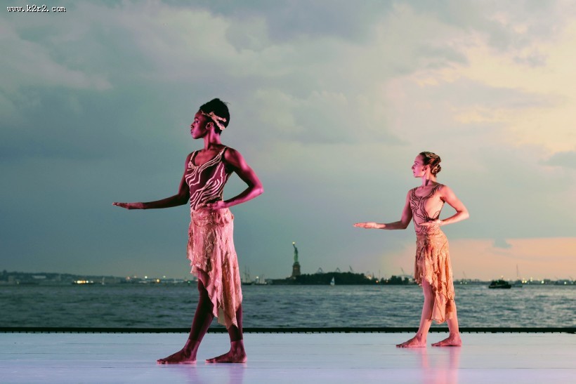 跳舞的美女图片