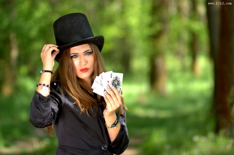 一个戴黑色礼帽的女孩图片