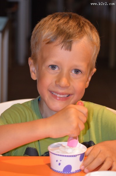 正在吃冰淇淋的孩子图片