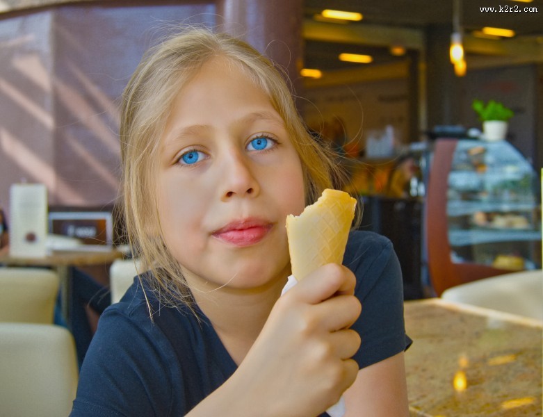 正在吃冰淇淋的孩子图片