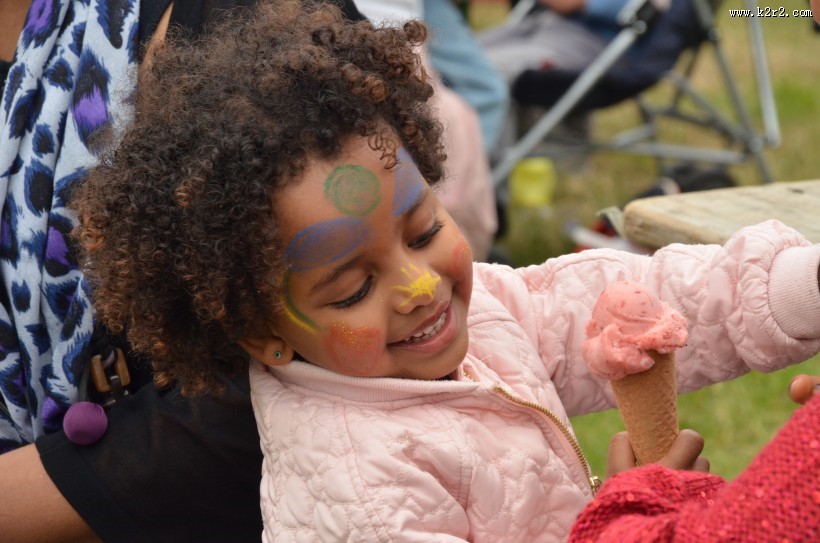 正在吃冰淇淋的孩子图片
