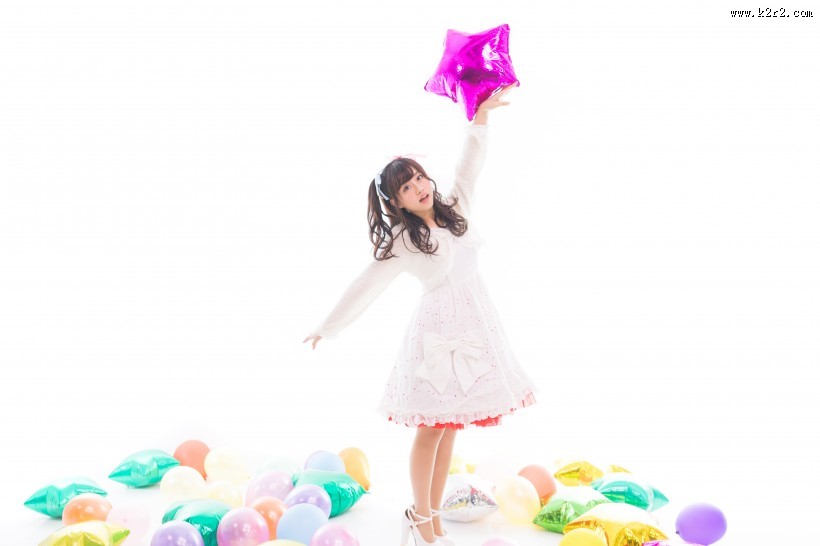 拿着气球的女孩图片