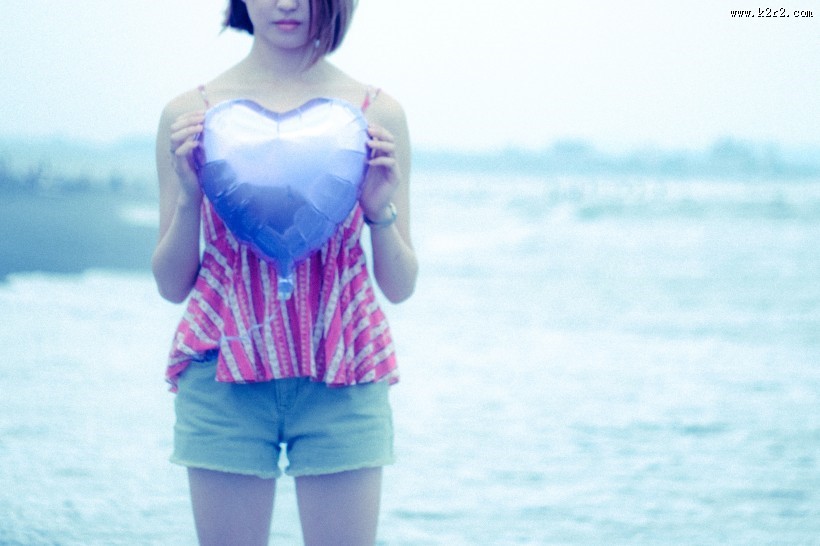 拿着气球的女孩图片