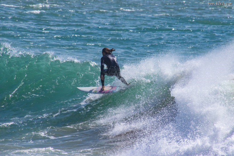 冲浪的青年图片