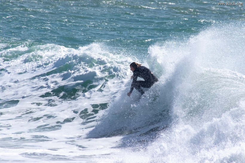 冲浪的青年图片