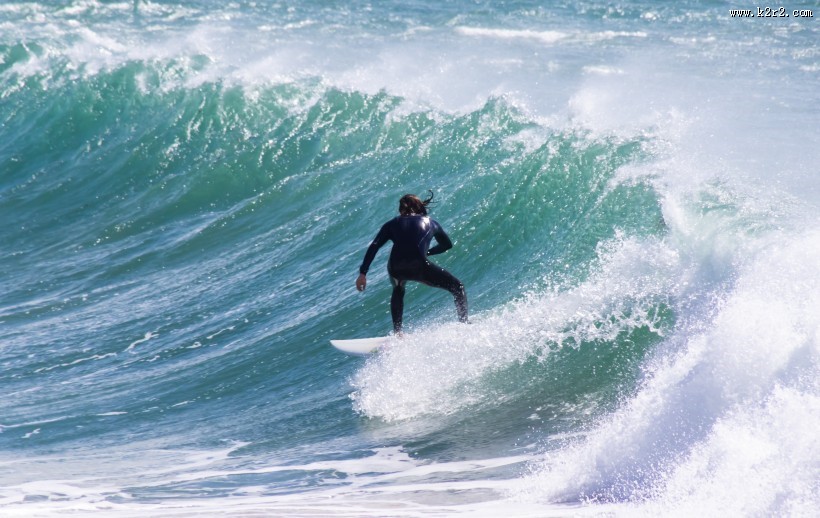 冲浪的青年图片