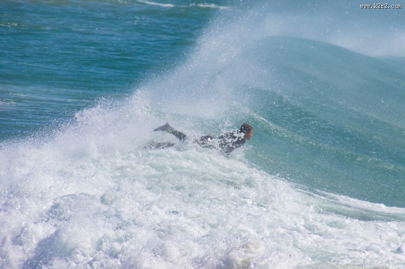 冲浪的青年图片