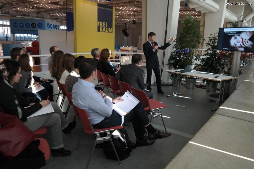 正在进行开会的商务人员图片