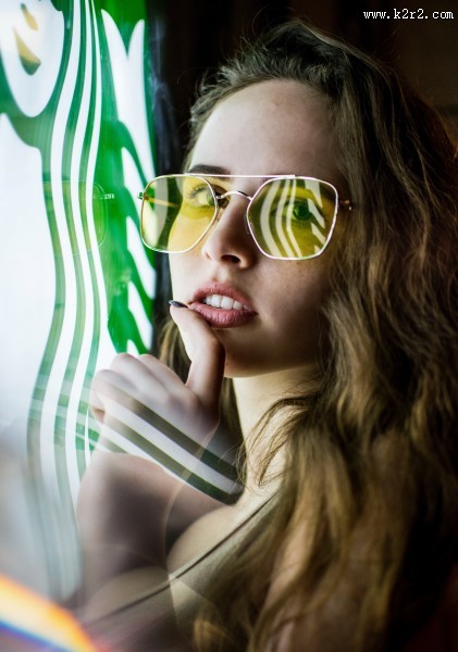 戴着墨镜的美女图片大全