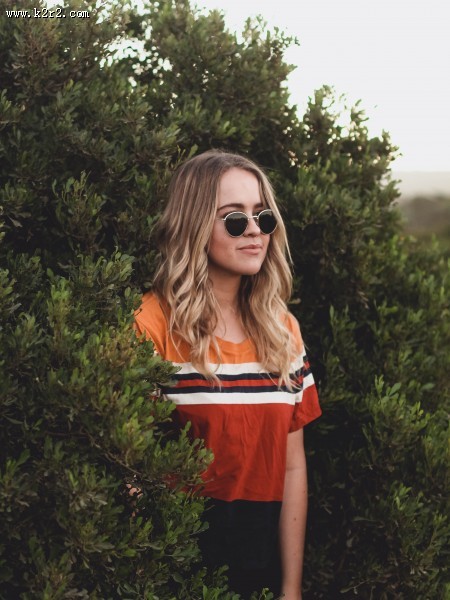 戴着墨镜的美女图片大全