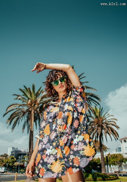 戴着墨镜的美女图片大全