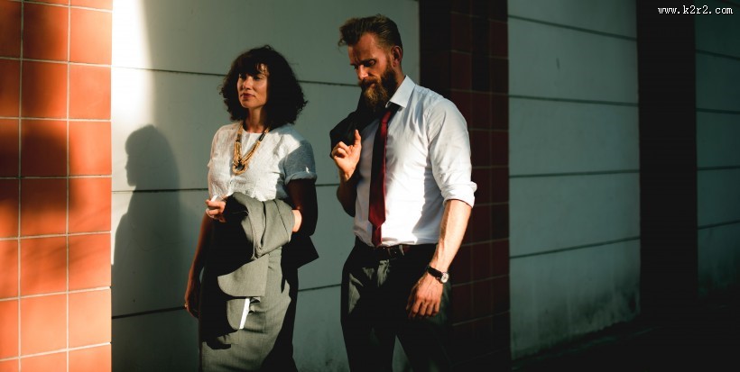 谈论工作的白领图片