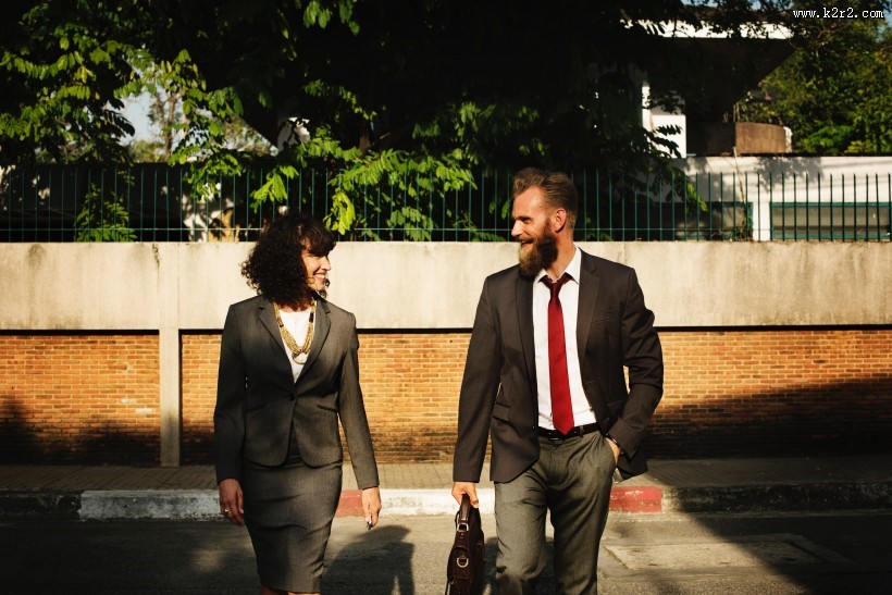 谈论工作的白领图片