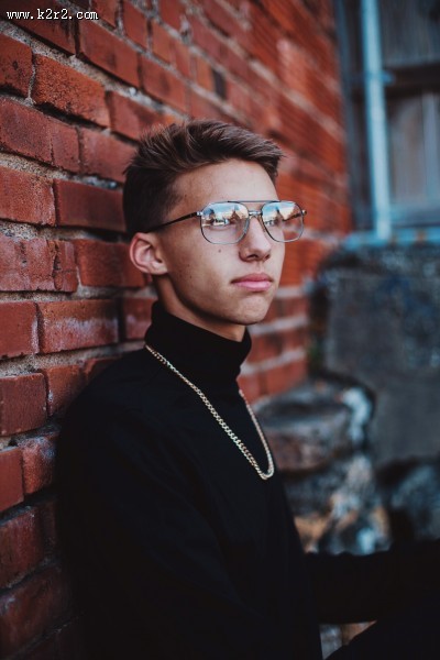 穿黑色衣服的时尚青年图片