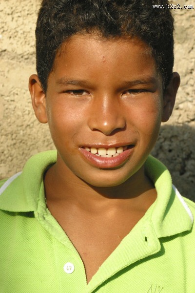 肤色黝黑的男孩图片