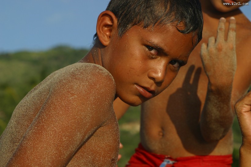 肤色黝黑的男孩图片