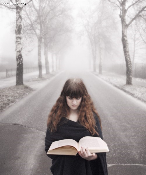 阅读图书的女孩图片