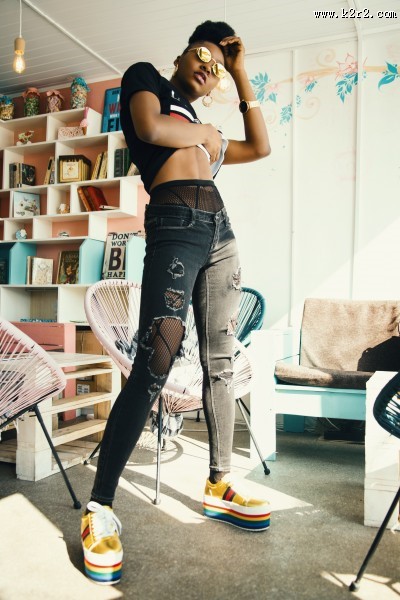 穿牛仔裤的美女图片大全