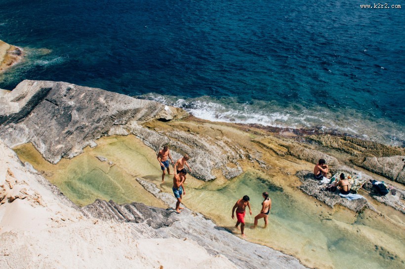 在海边度假的人图片
