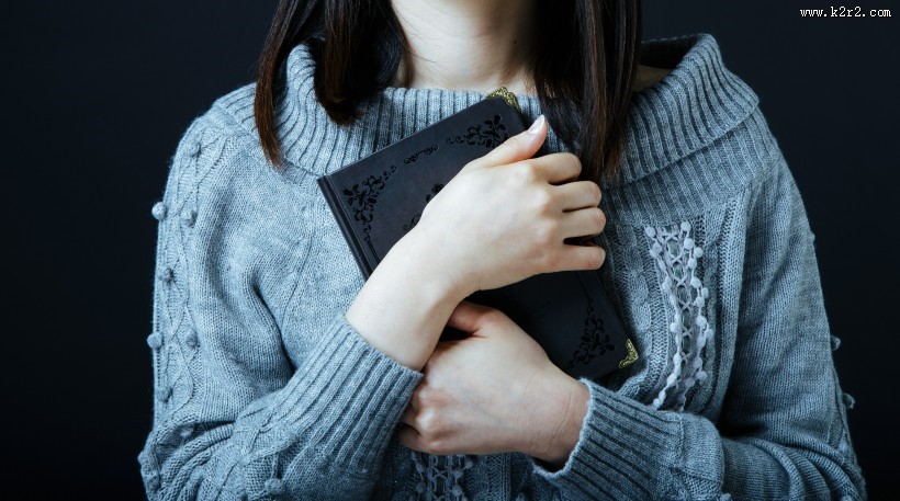 正在阅读的女孩图片