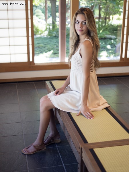 穿白色连衣裙的女孩图片大全