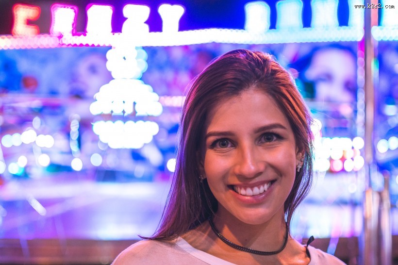 咧嘴笑的美女图片