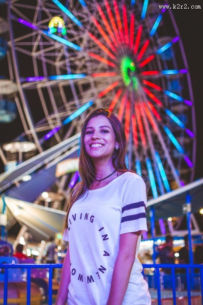 咧嘴笑的美女图片