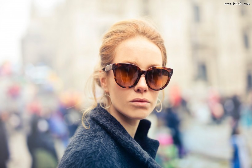 戴太阳镜的美女图片