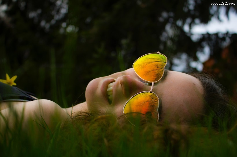 戴太阳镜的美女图片