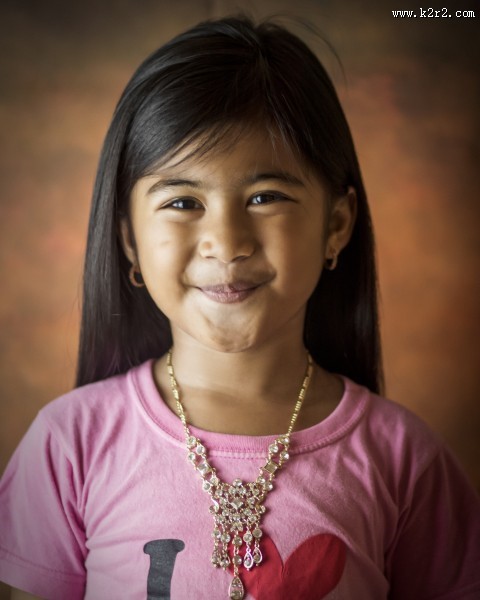 微笑的可爱女孩图片