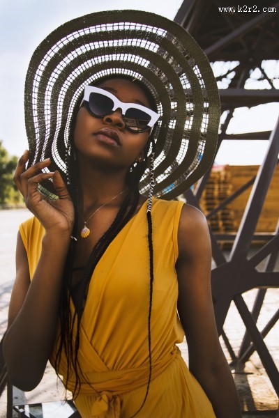 穿黄裙子的女模特图片