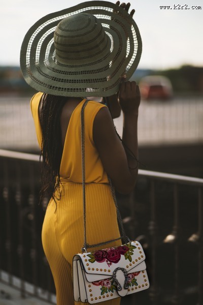 穿黄裙子的女模特图片