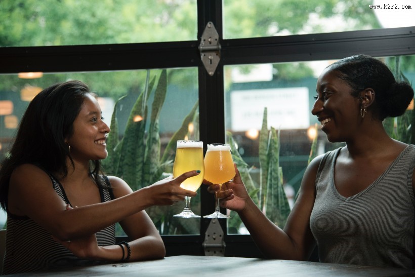 喝啤酒的人图片