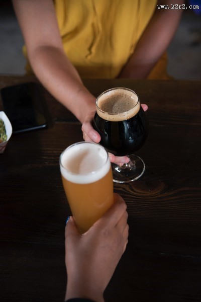 喝啤酒的人图片