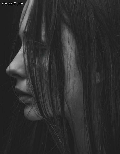 美女的黑白肖像摄影图片