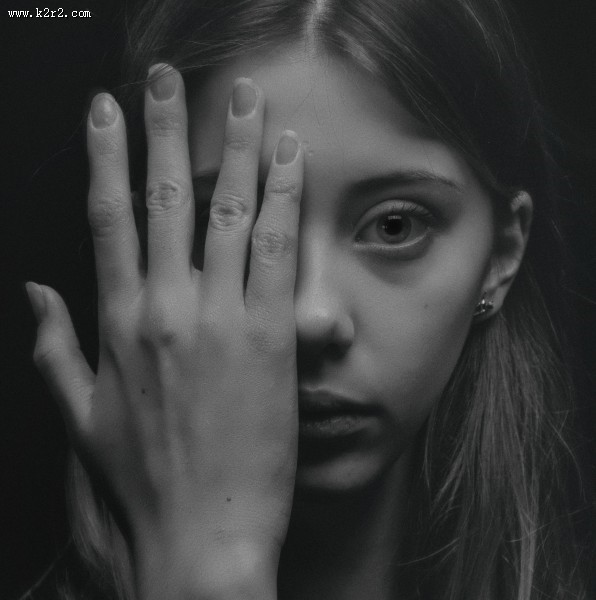 美女的黑白肖像摄影图片