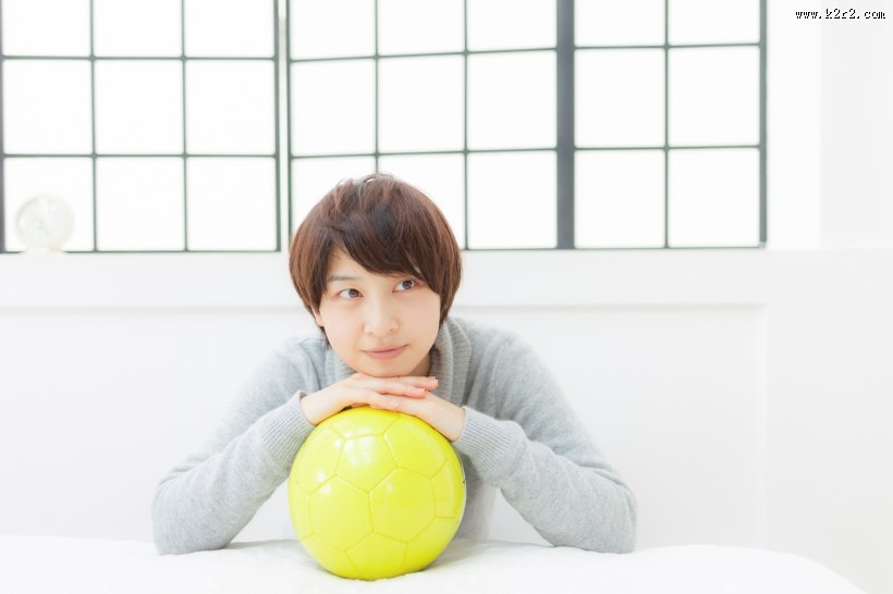 女孩拿着一个足球图片