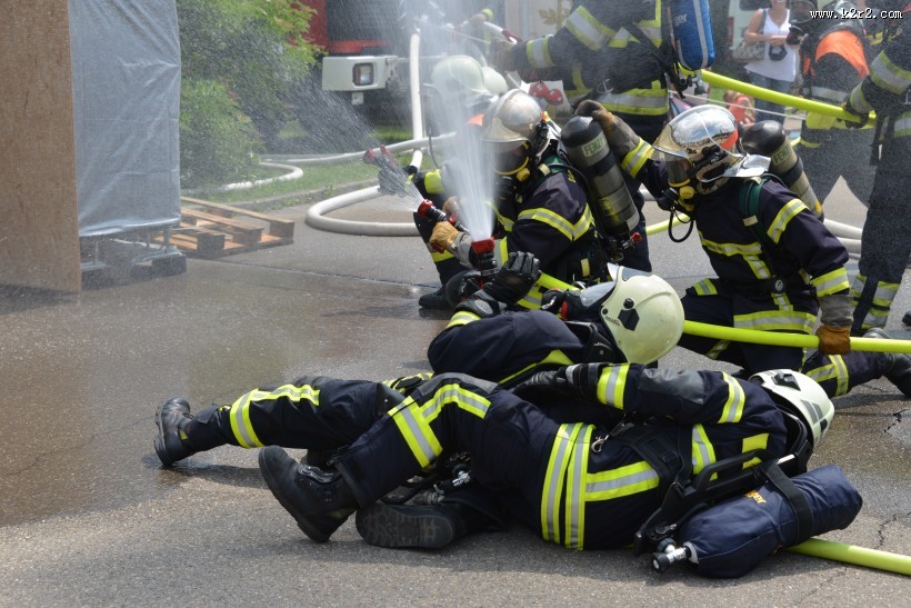 英勇的消防员图片