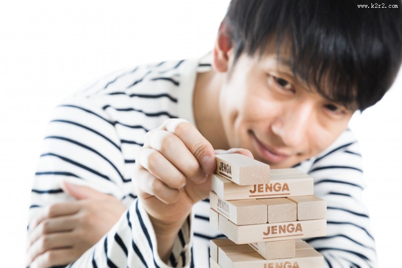 搭积木的男子图片