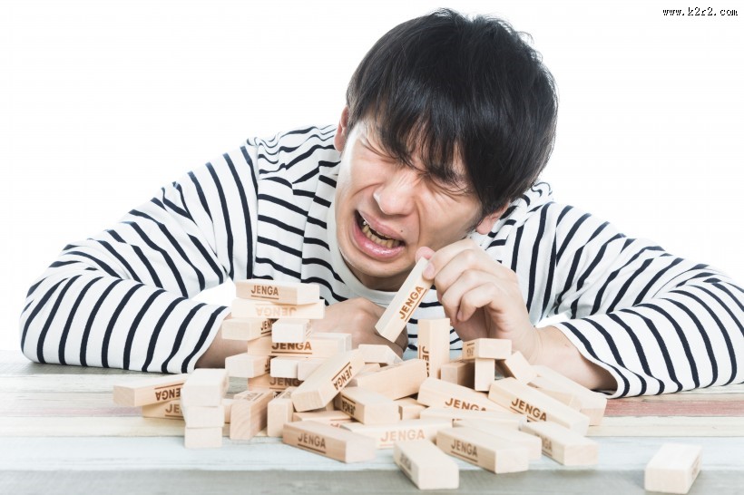 搭积木的男子图片