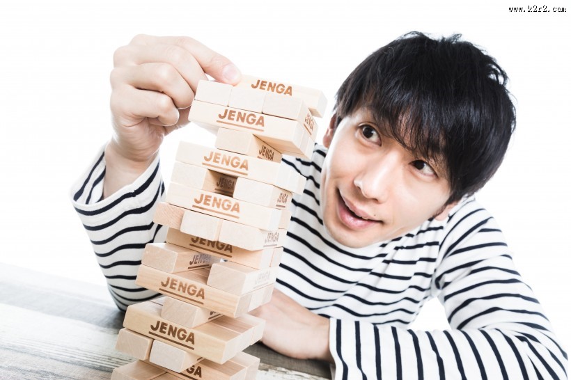 搭积木的男子图片