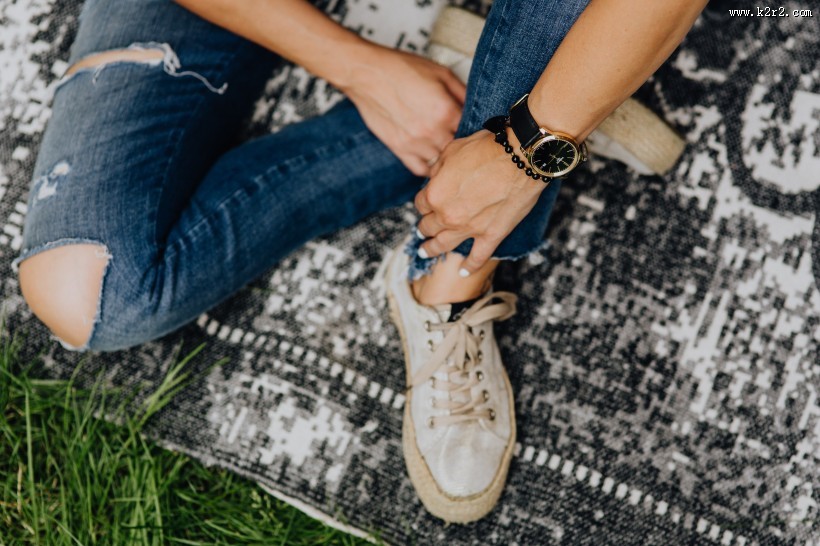 时尚的年轻女孩图片