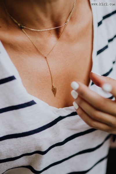 时尚的年轻女孩图片