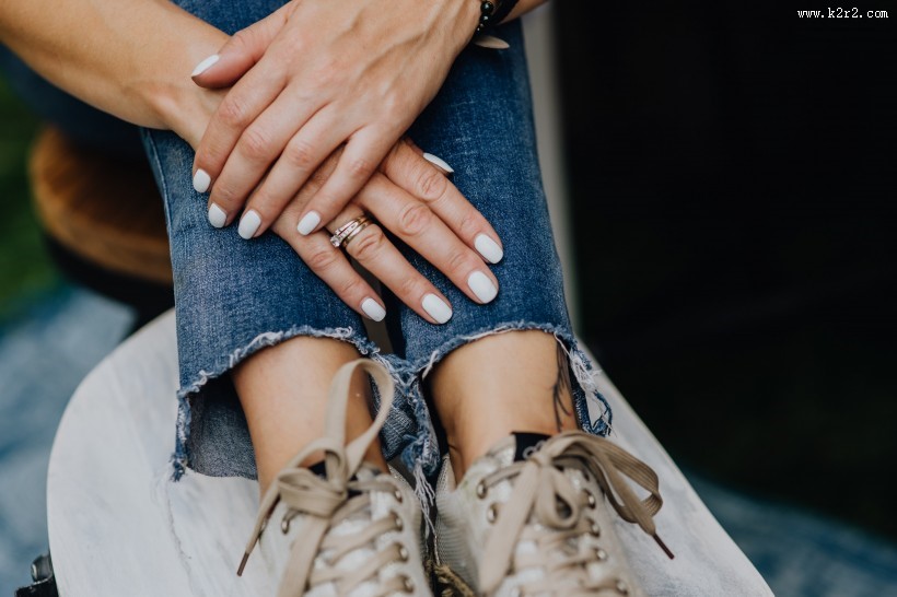 时尚的年轻女孩图片