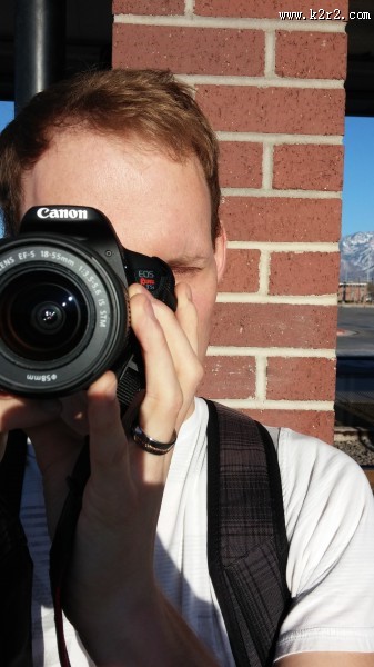 正在拍照的男摄影师图片