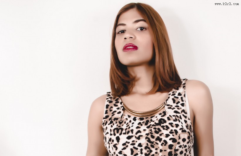 穿着豹纹连衣裙的时尚女孩图片