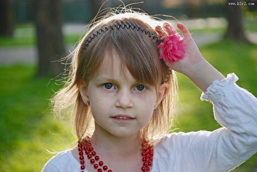 快乐玩耍开心的小姑娘图片