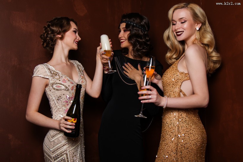 派对上的女人图片