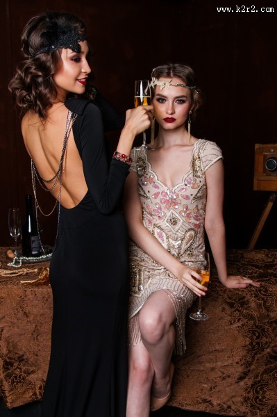 派对上的女人图片