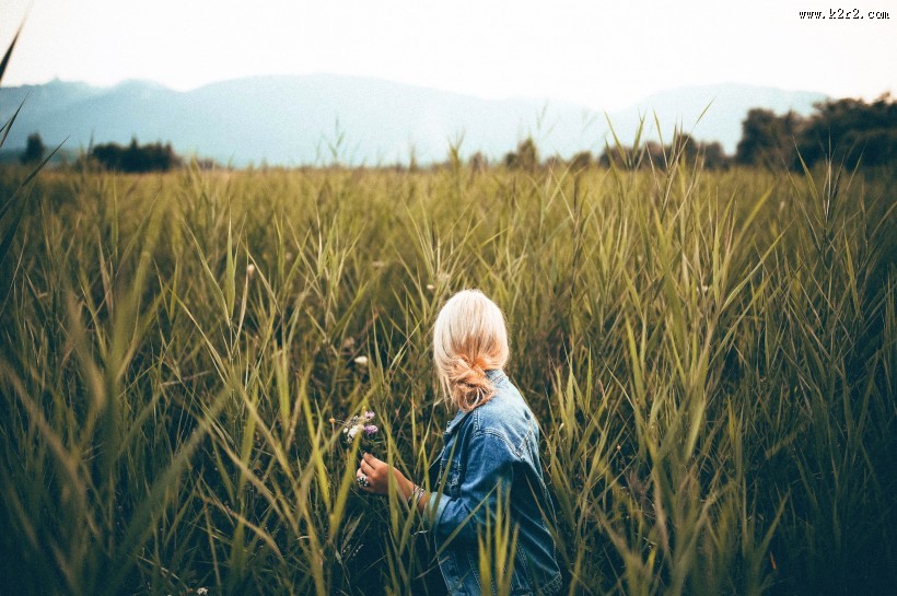 背对镜头拍照的女孩图片